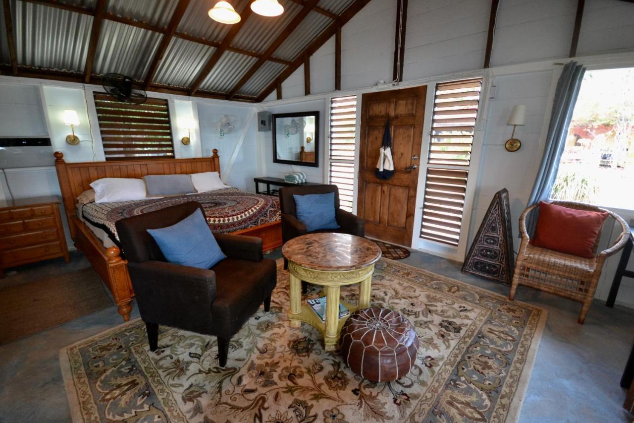 Katamah Beachfront Guesthouse Трежър Бийч Екстериор снимка