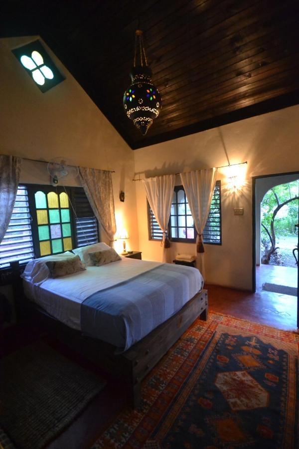 Katamah Beachfront Guesthouse Трежър Бийч Екстериор снимка